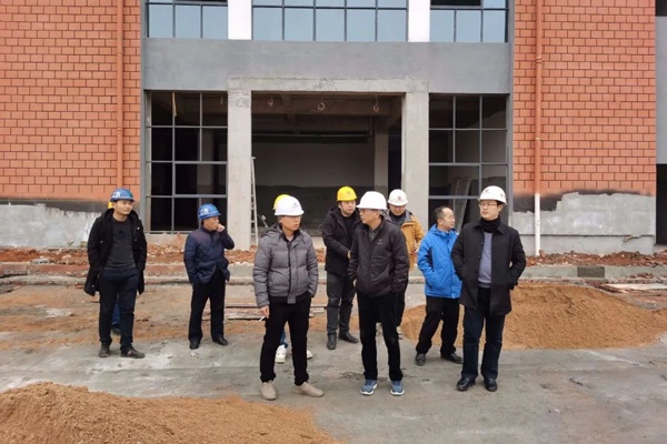 市政公用集團總工程師鄭學平進賢縣基礎(chǔ)教育提升改造工程視察6004001.jpg