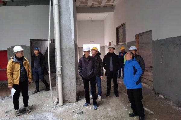 市政公用集團總工程師鄭學平進賢縣基礎(chǔ)教育提升改造工程視察6004002.jpg