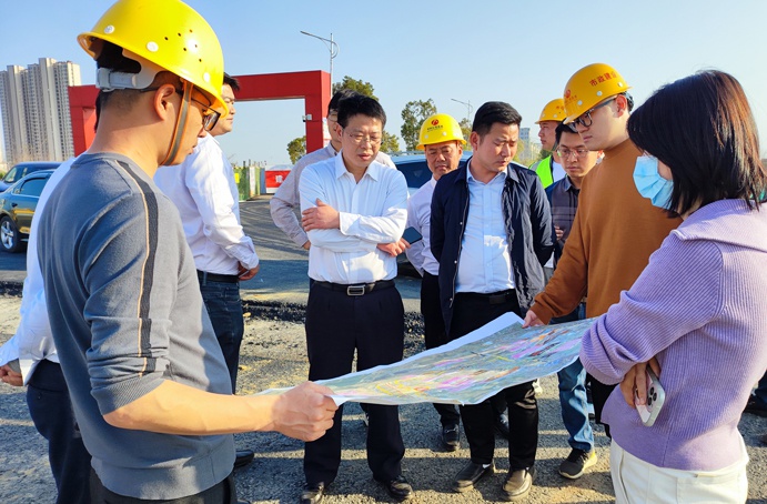 市政公用集團(tuán)劉順保到朱橋東路項(xiàng)目、昌東三路項(xiàng)目、秦坊安置房項(xiàng)目調(diào)研