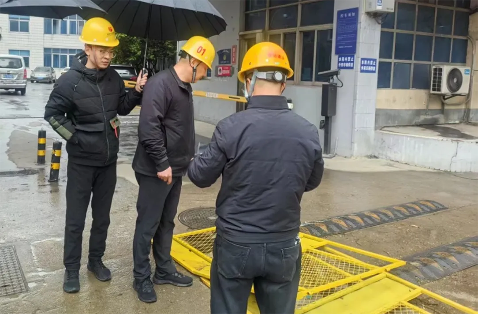徐旭調(diào)研南昌縣小藍(lán)大道、青云譜污水接駁工程｜施工進(jìn)度與安全文明管理
